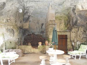 a grotto patio by the Loire